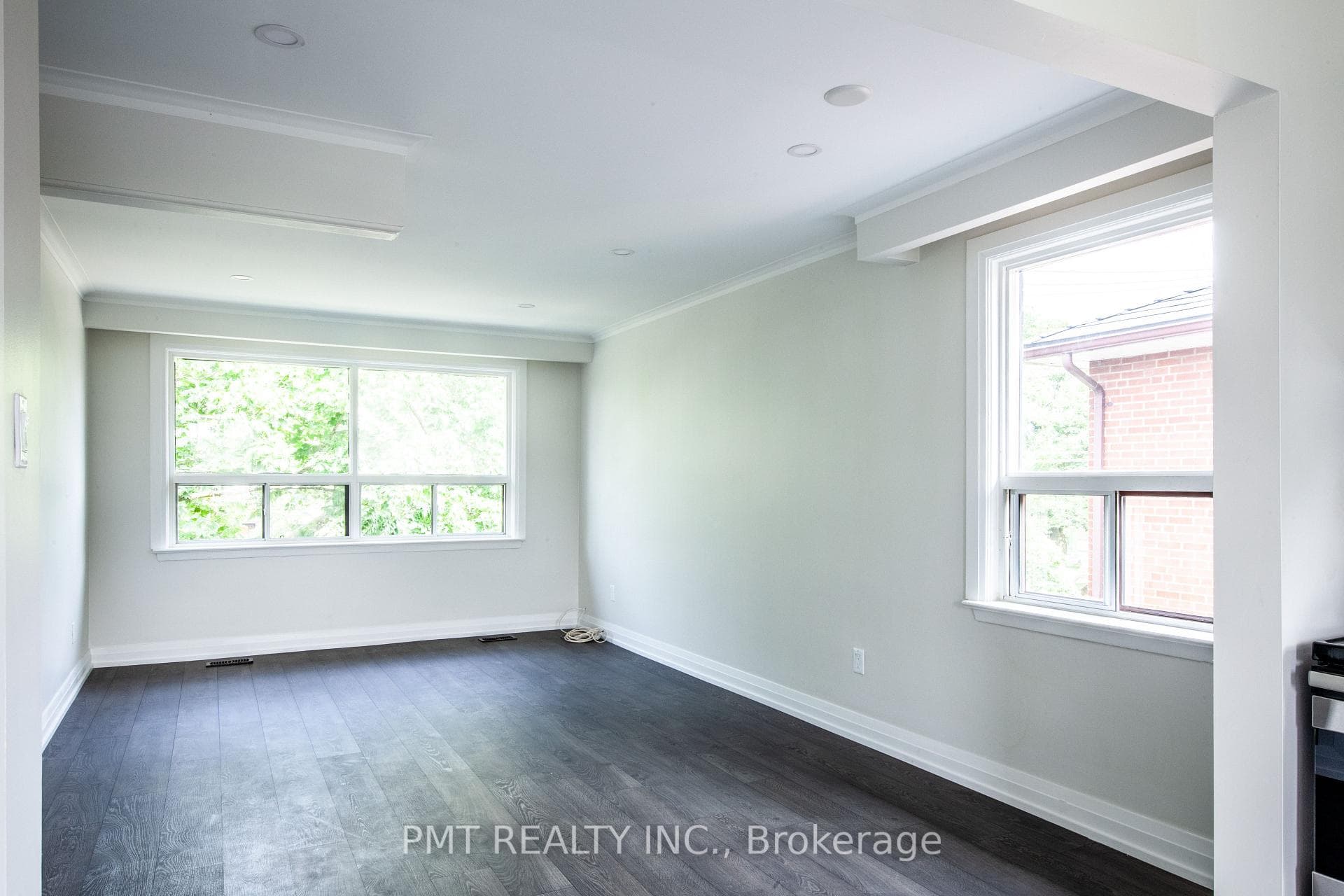 34 Robindale Avenue Unit Upper photo 4