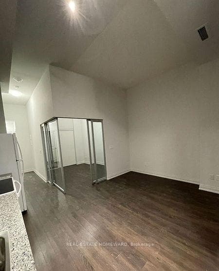 20 Meadowglen Place Unit 827 photo 13