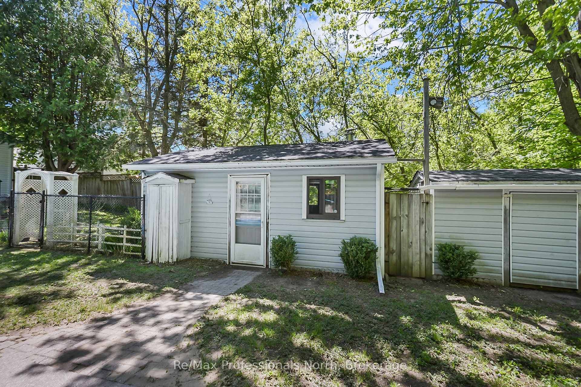 110 FRASER Street photo 40