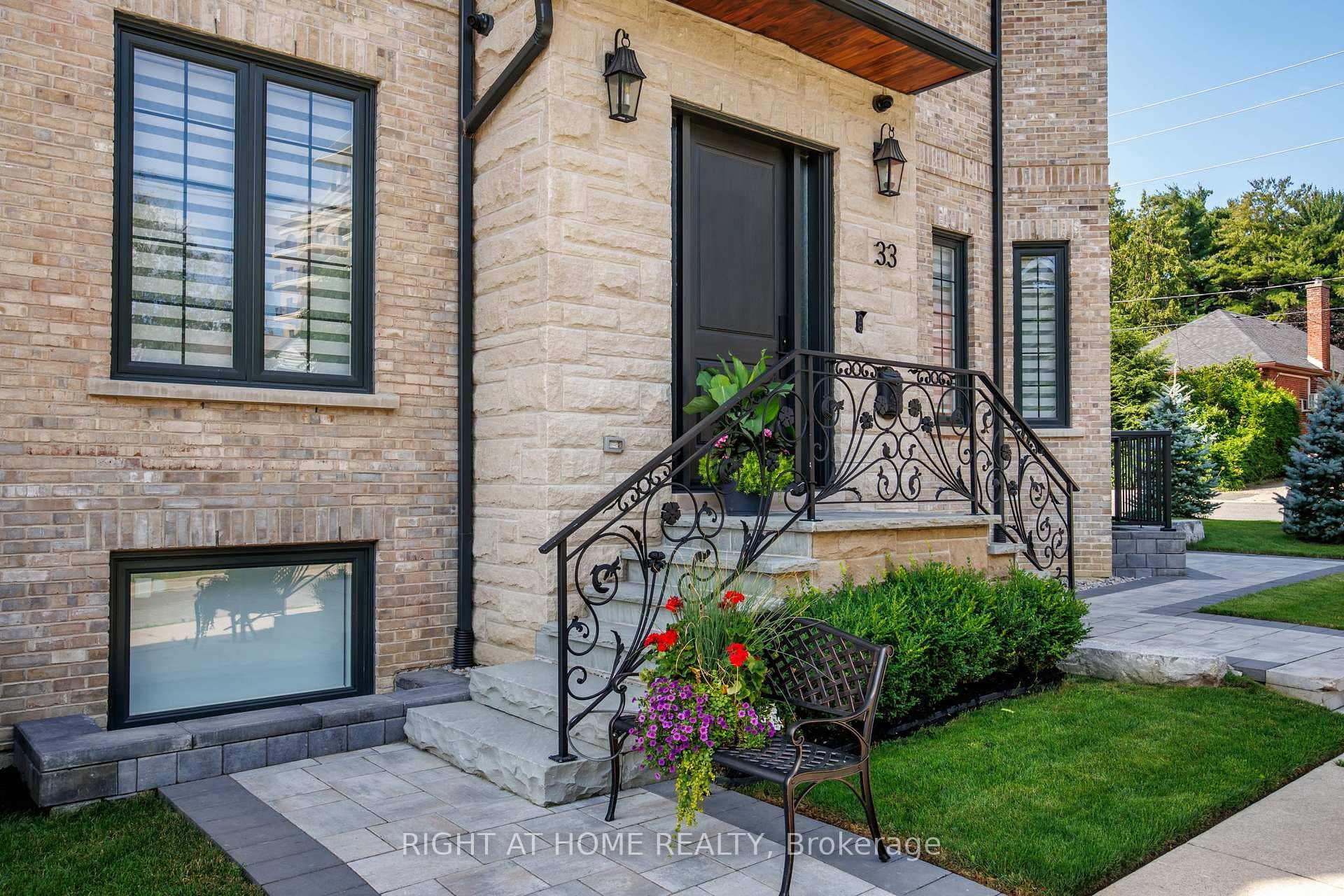 33 Thorndale Avenue photo 4