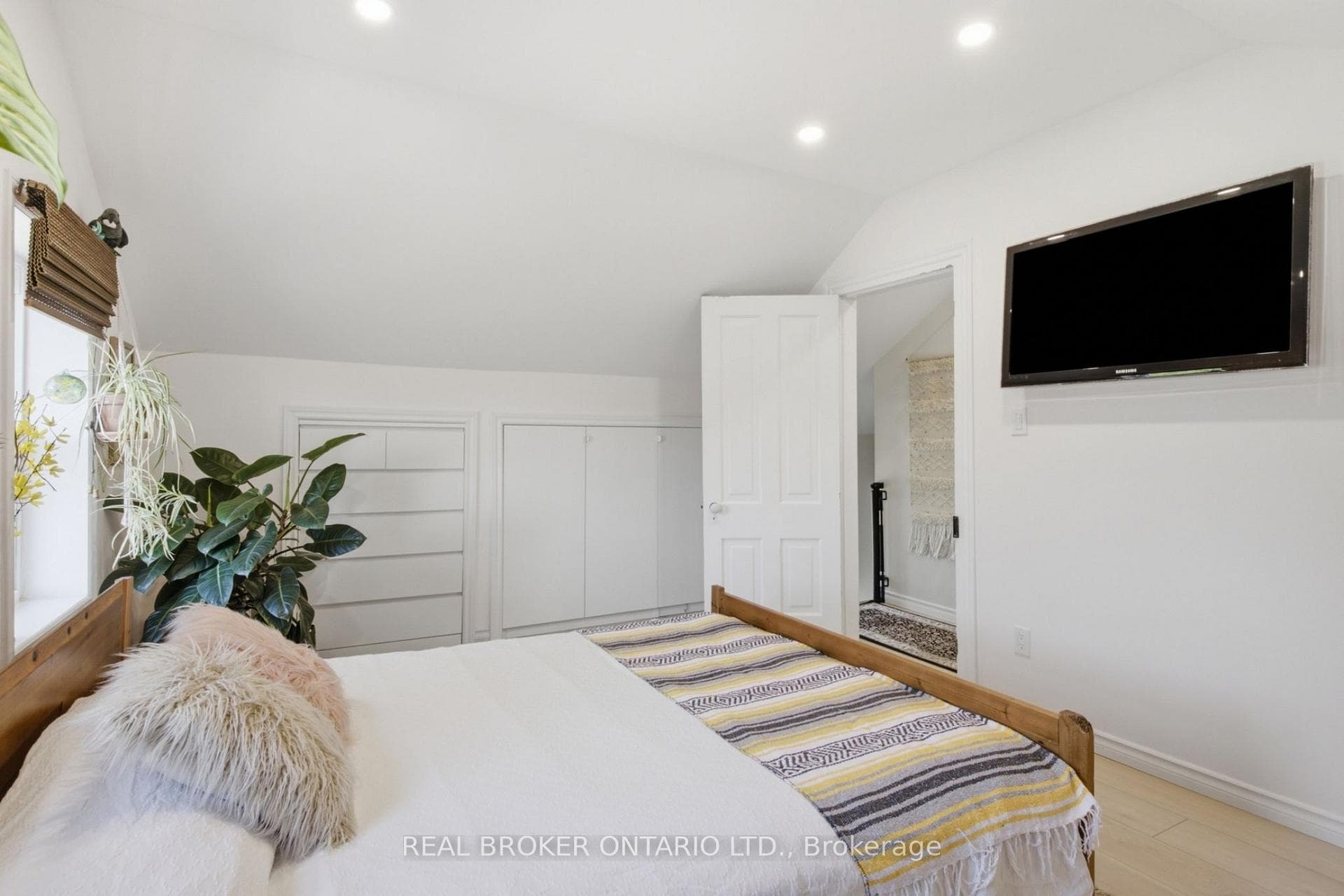 520 Elma Street photo 27