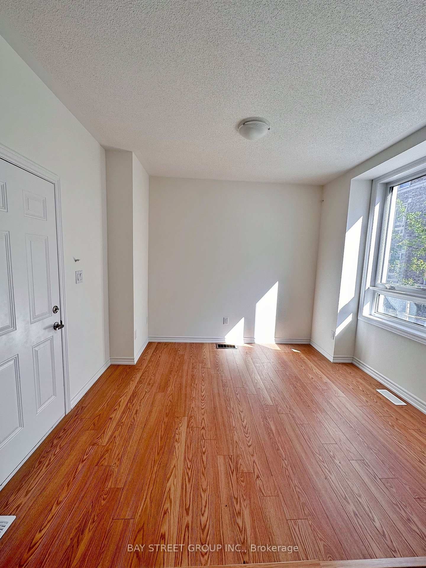74 Chicago Lane photo 3