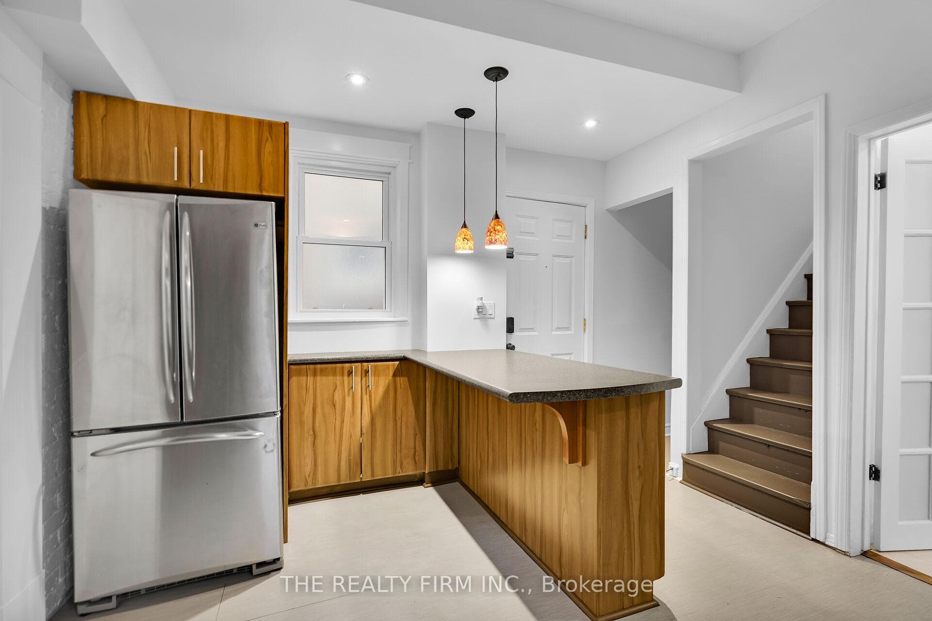 893 Queens Avenue Unit MAIN photo 3