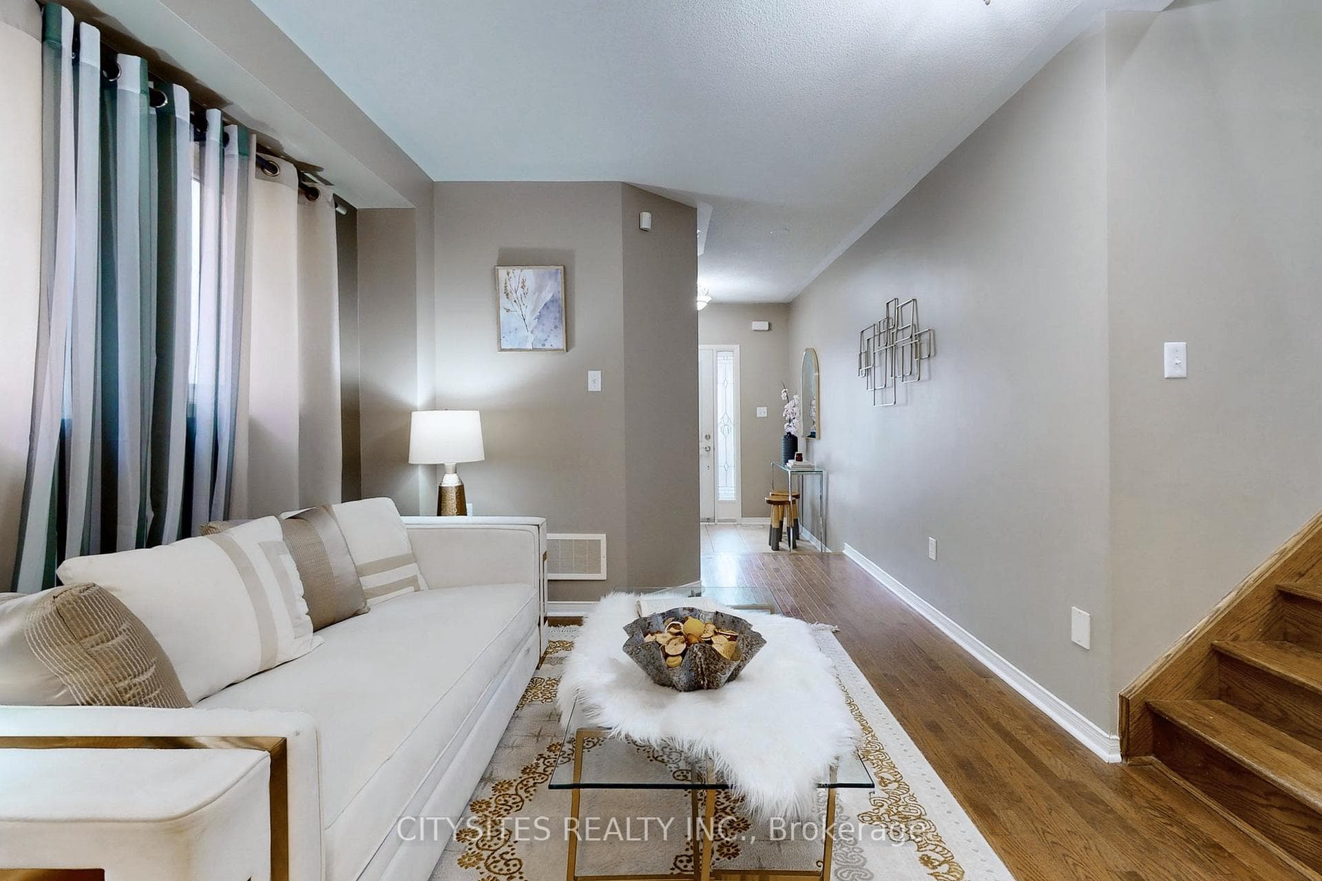 124 Crown Victoria Drive photo 6