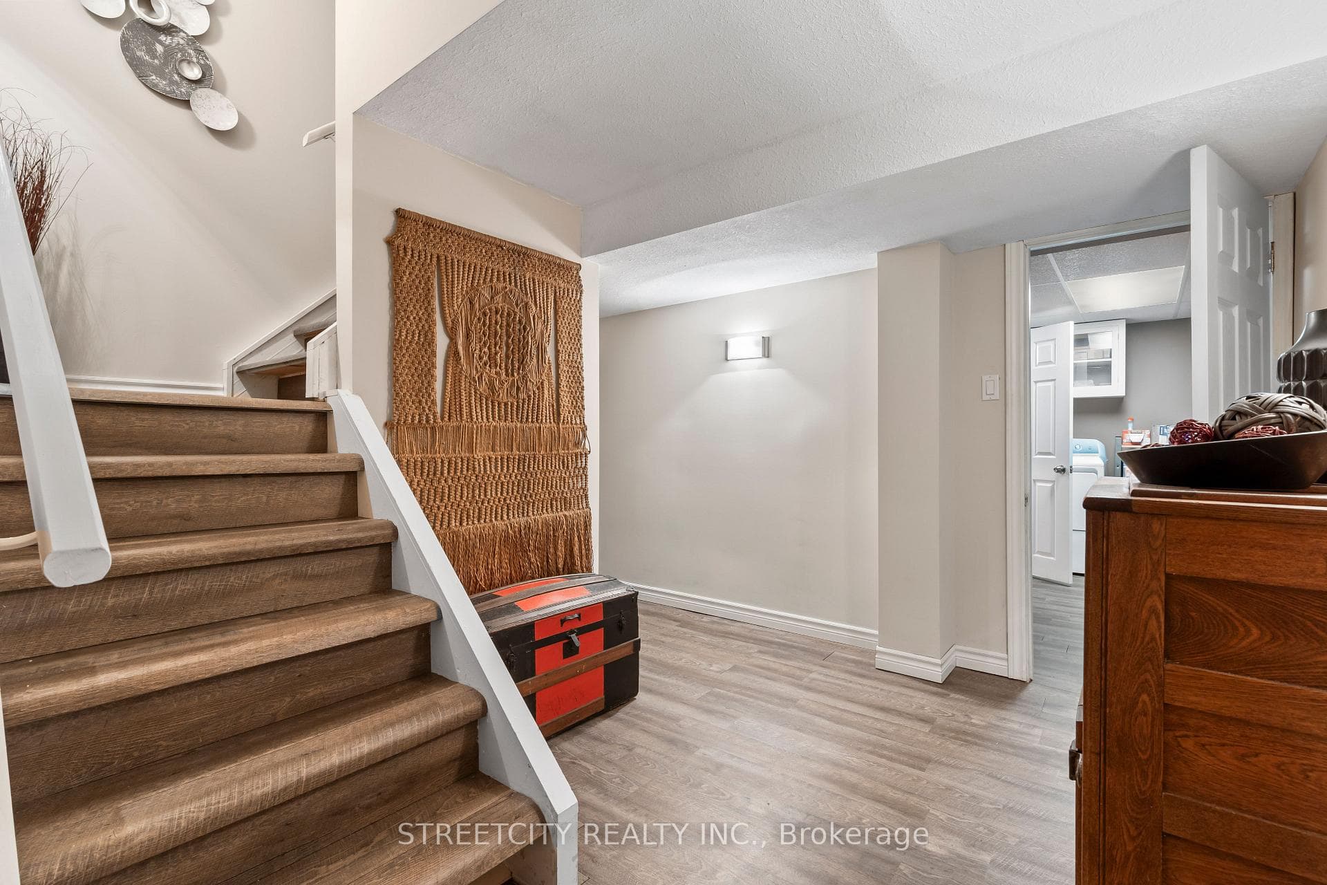 2 Parkside Crescent photo 26