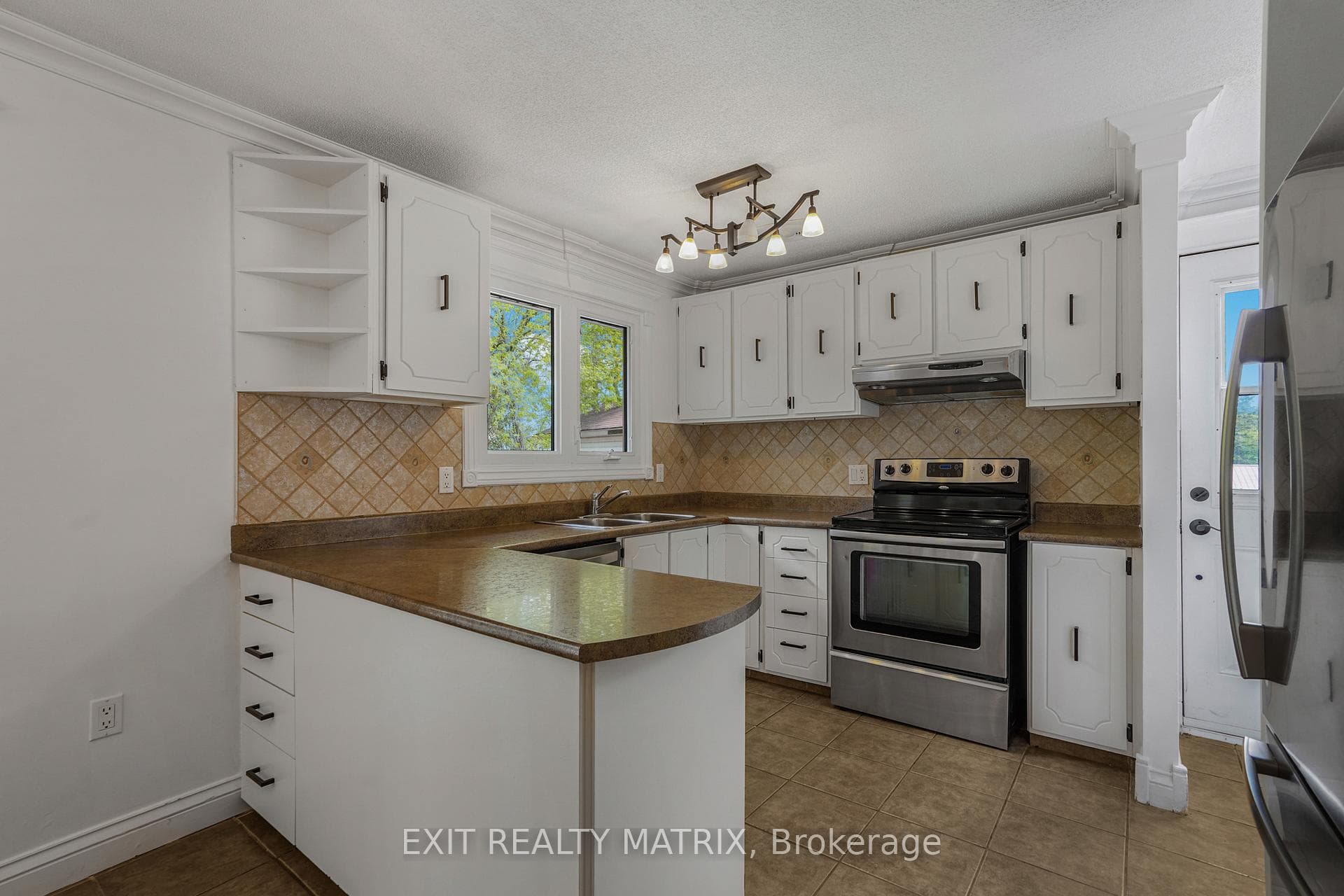136 Martel Crescent photo 11