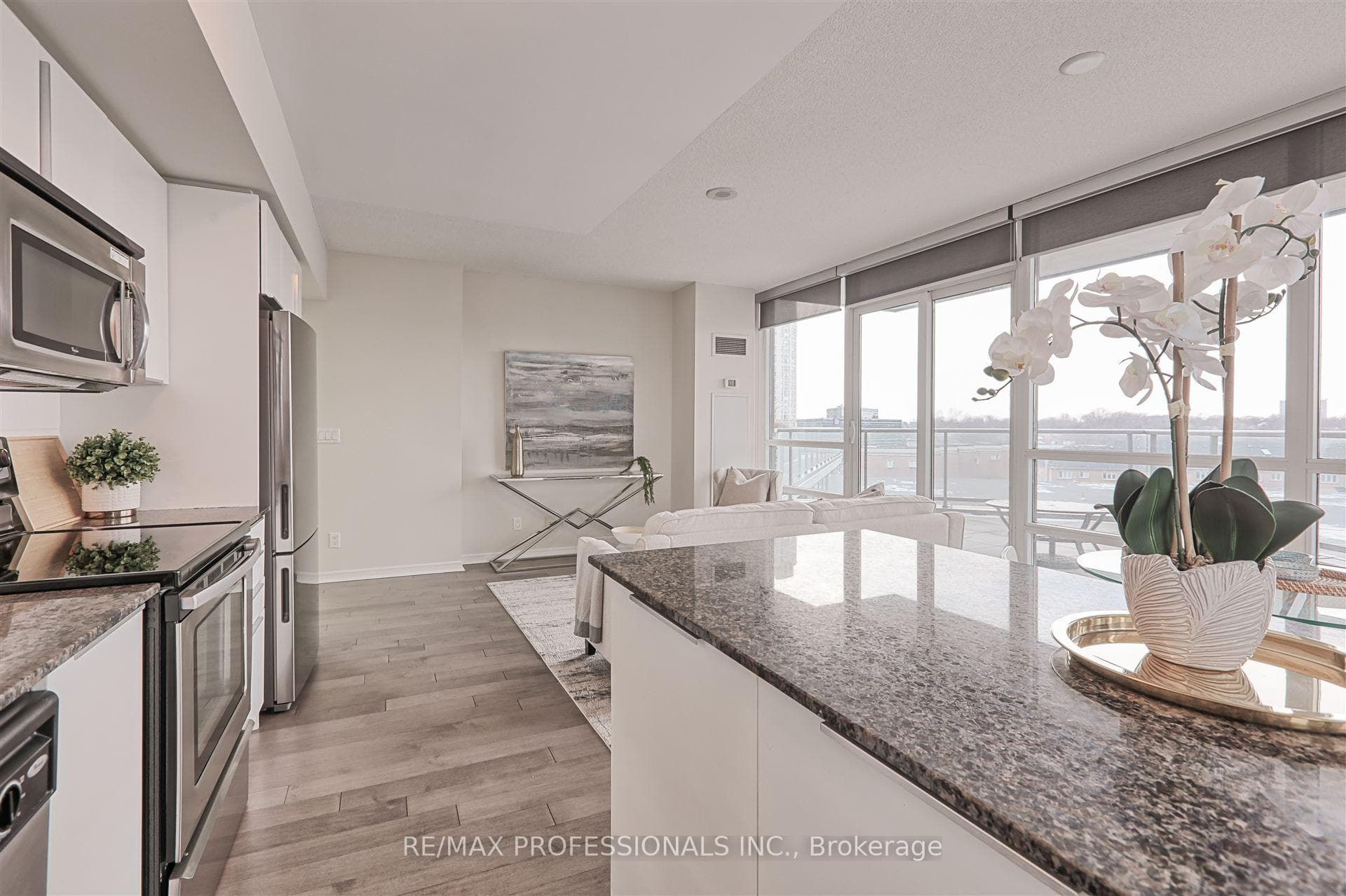 2240 Lake Shore Boulevard photo 11