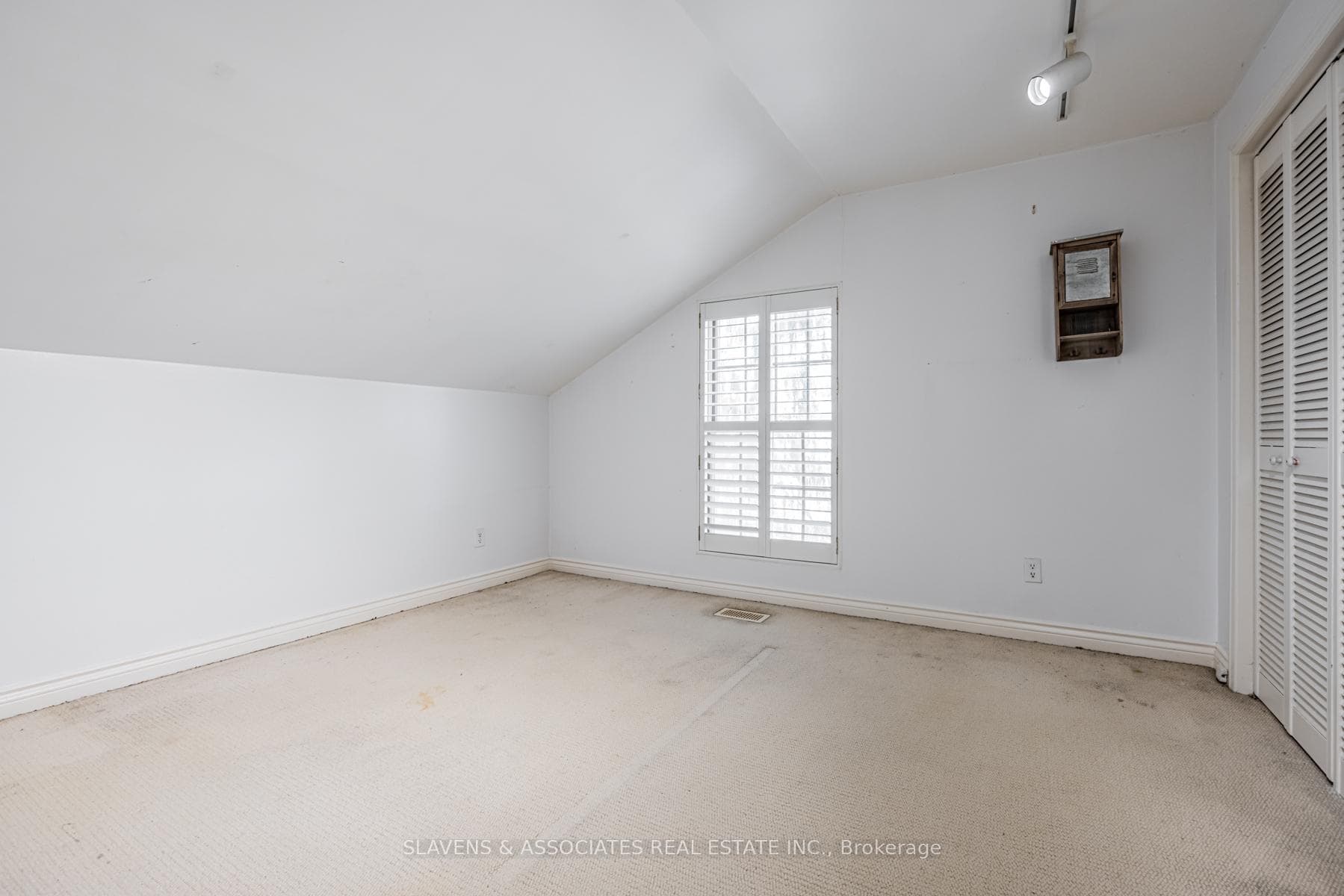 592 Castlefield Avenue photo 23