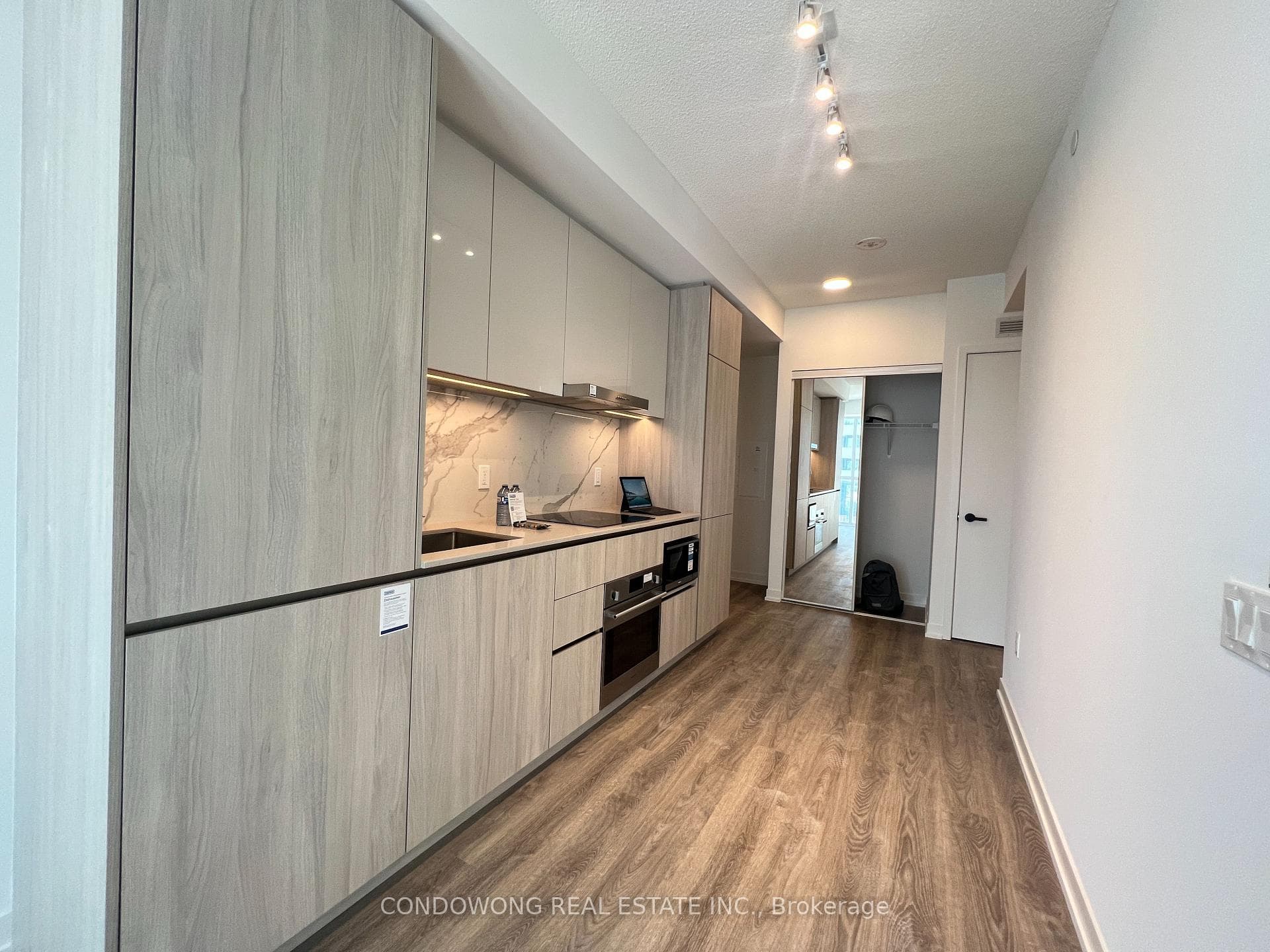 8 Interchange Way Unit 701 photo 9