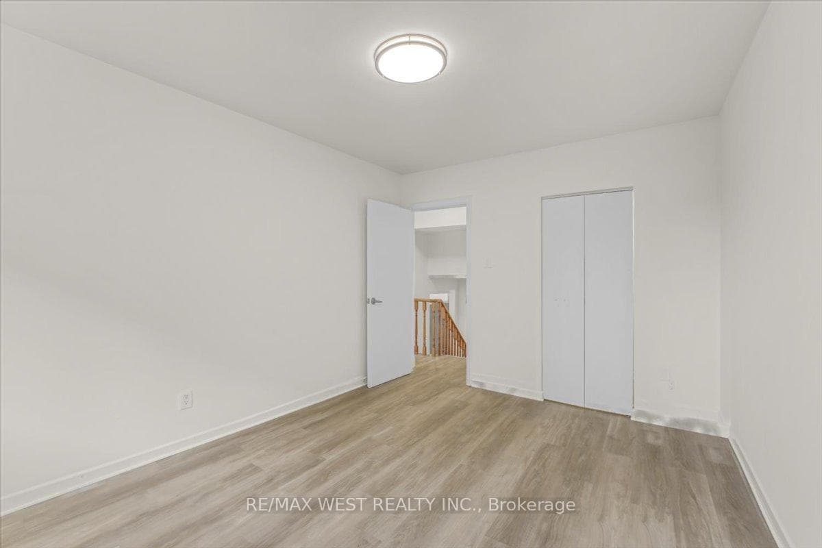 22 Goldcrest Boulevard photo 17