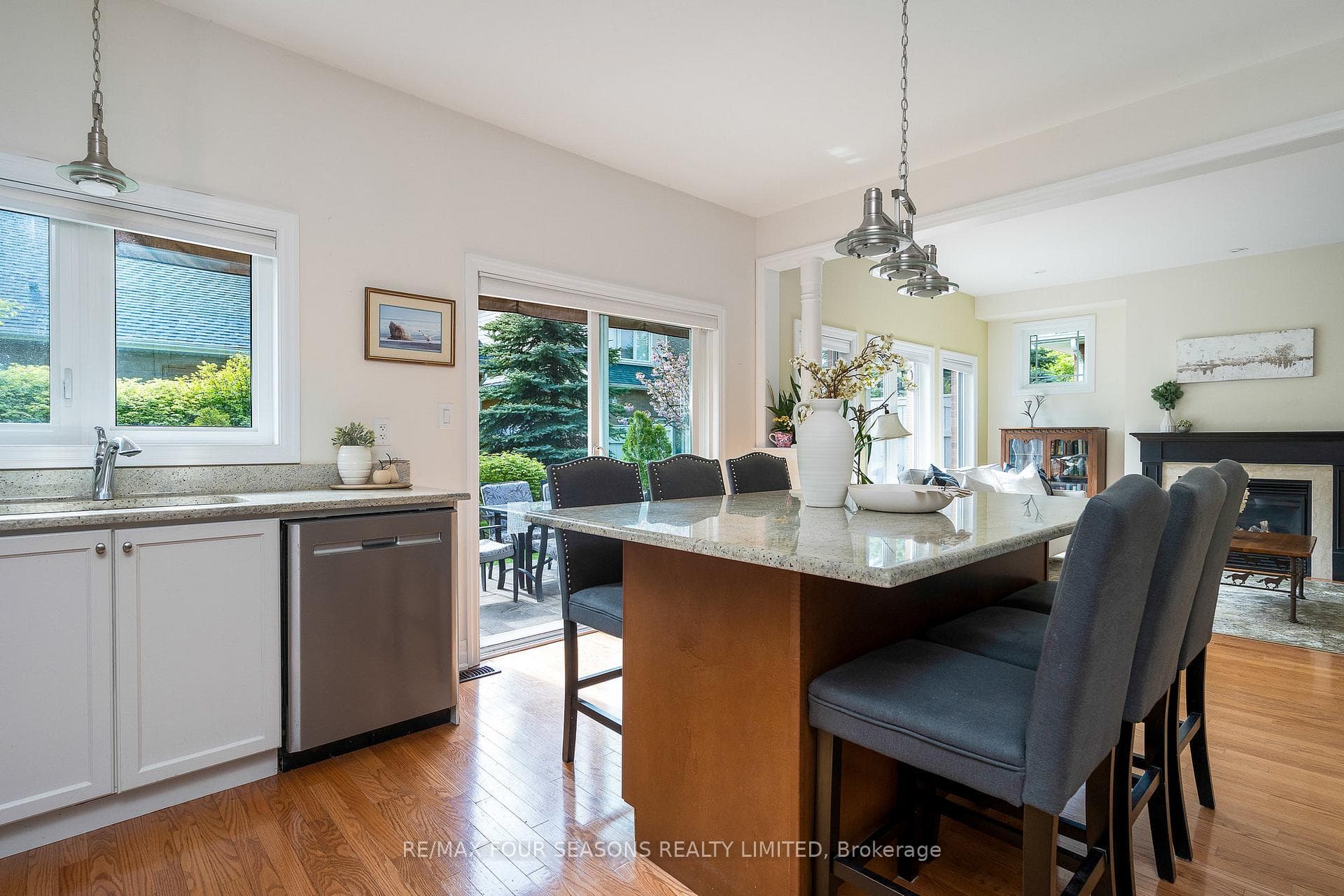 10 Westmount Mews photo 14