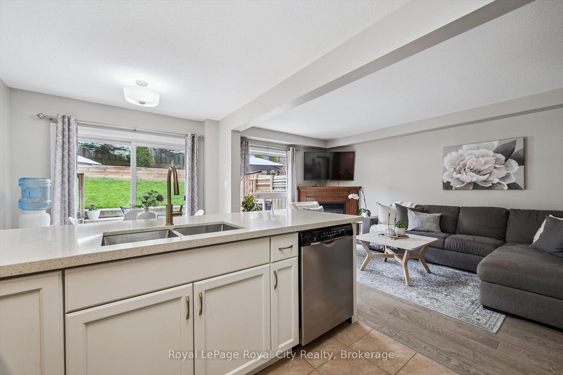 144 Kemp Crescent photo 17