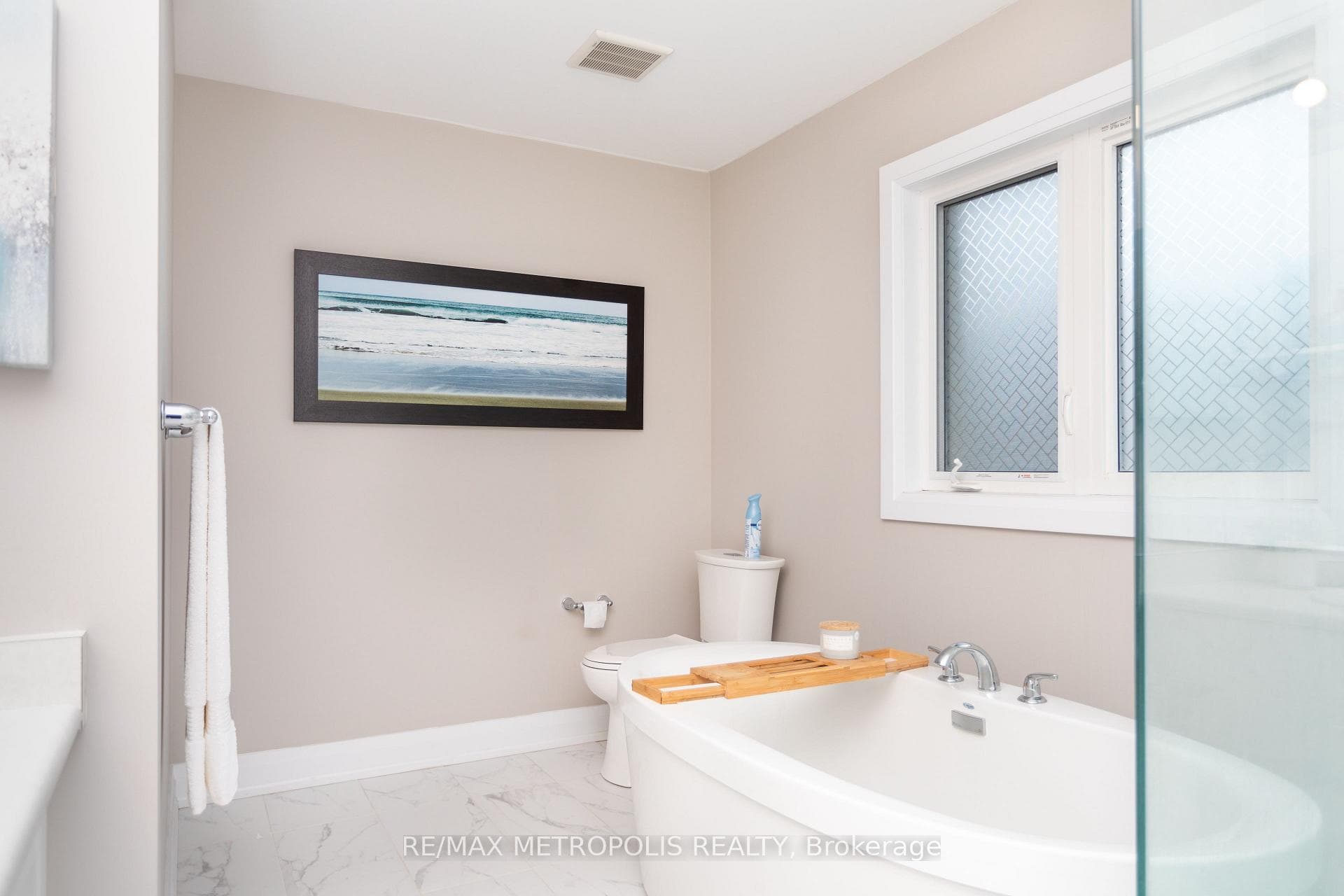 1084 Orenda Street photo 28