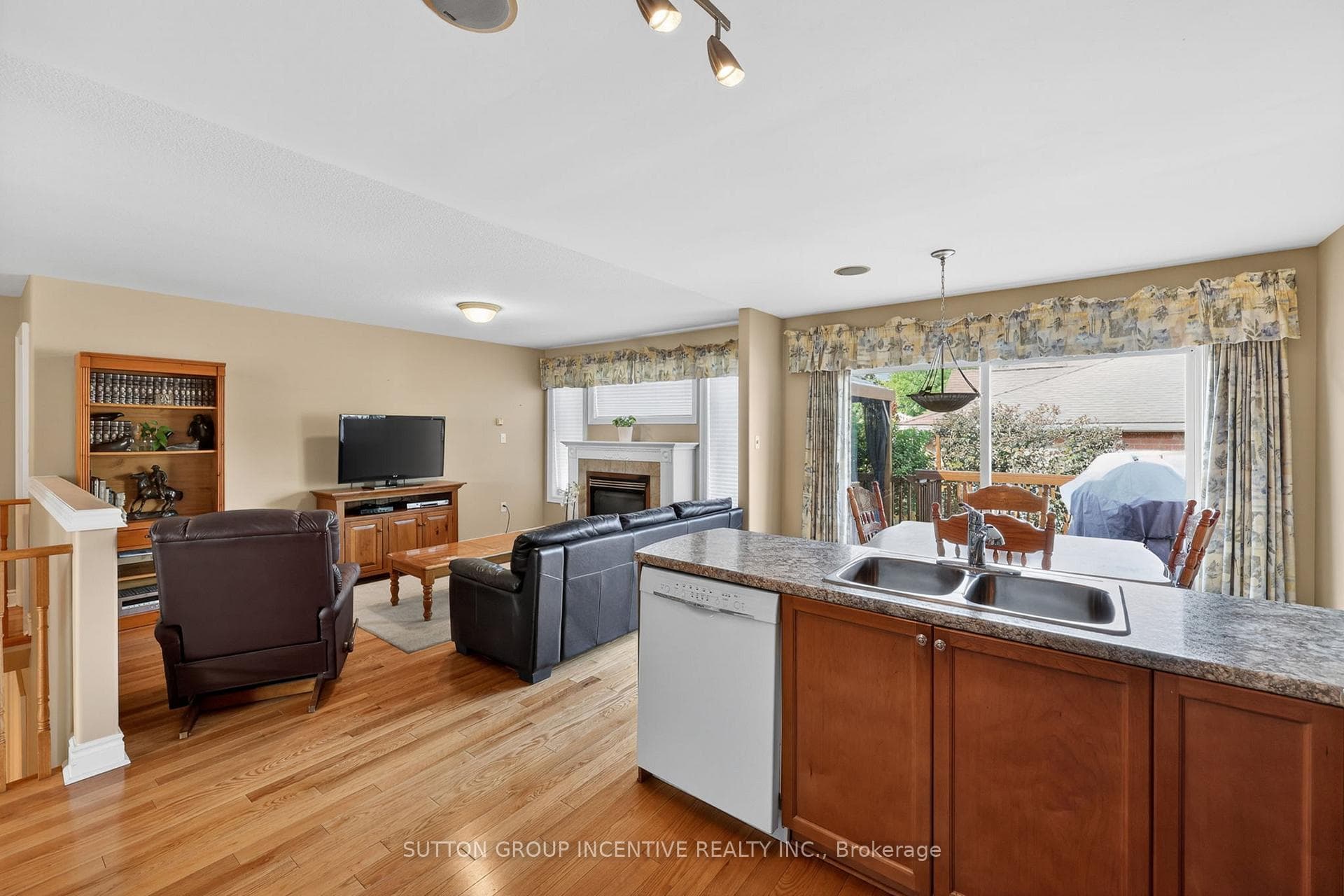 101 Lion's Gate Boulevard photo 12