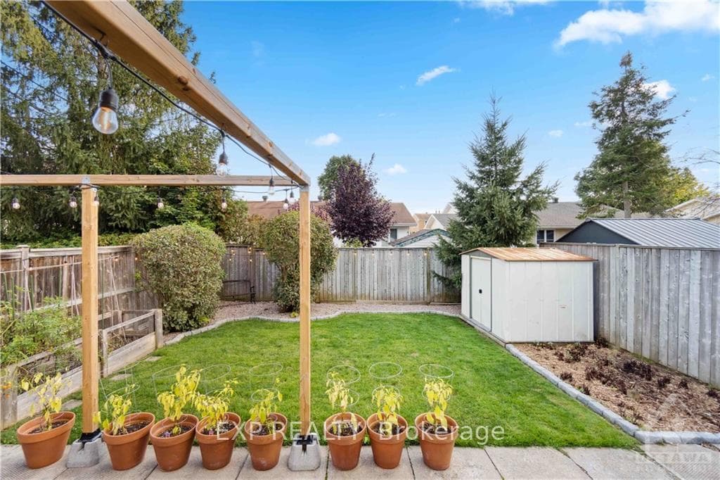 1377 LEIGH Crescent photo 25