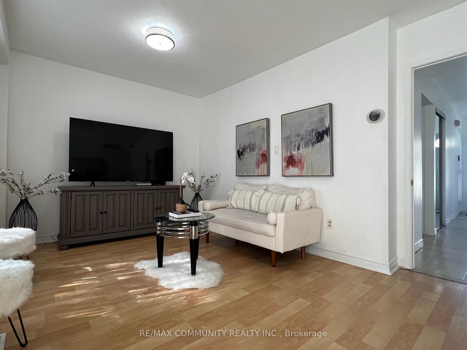 284 Sprucewood Court photo 4