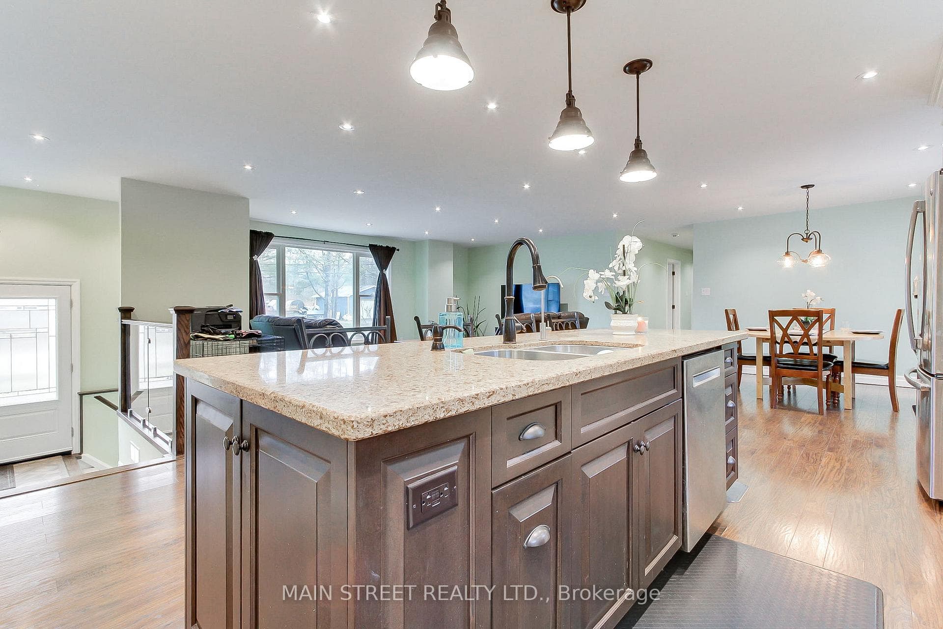 52 Maple Avenue photo 9