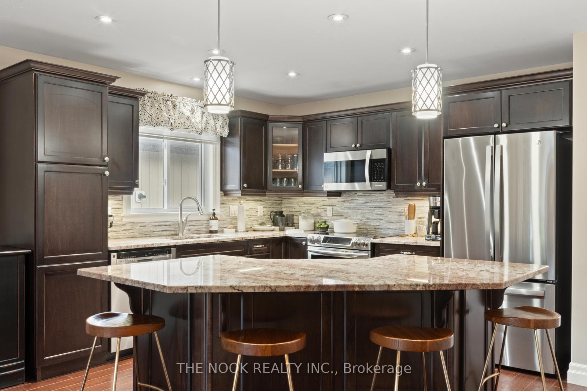9 Woodburn Drive photo 3