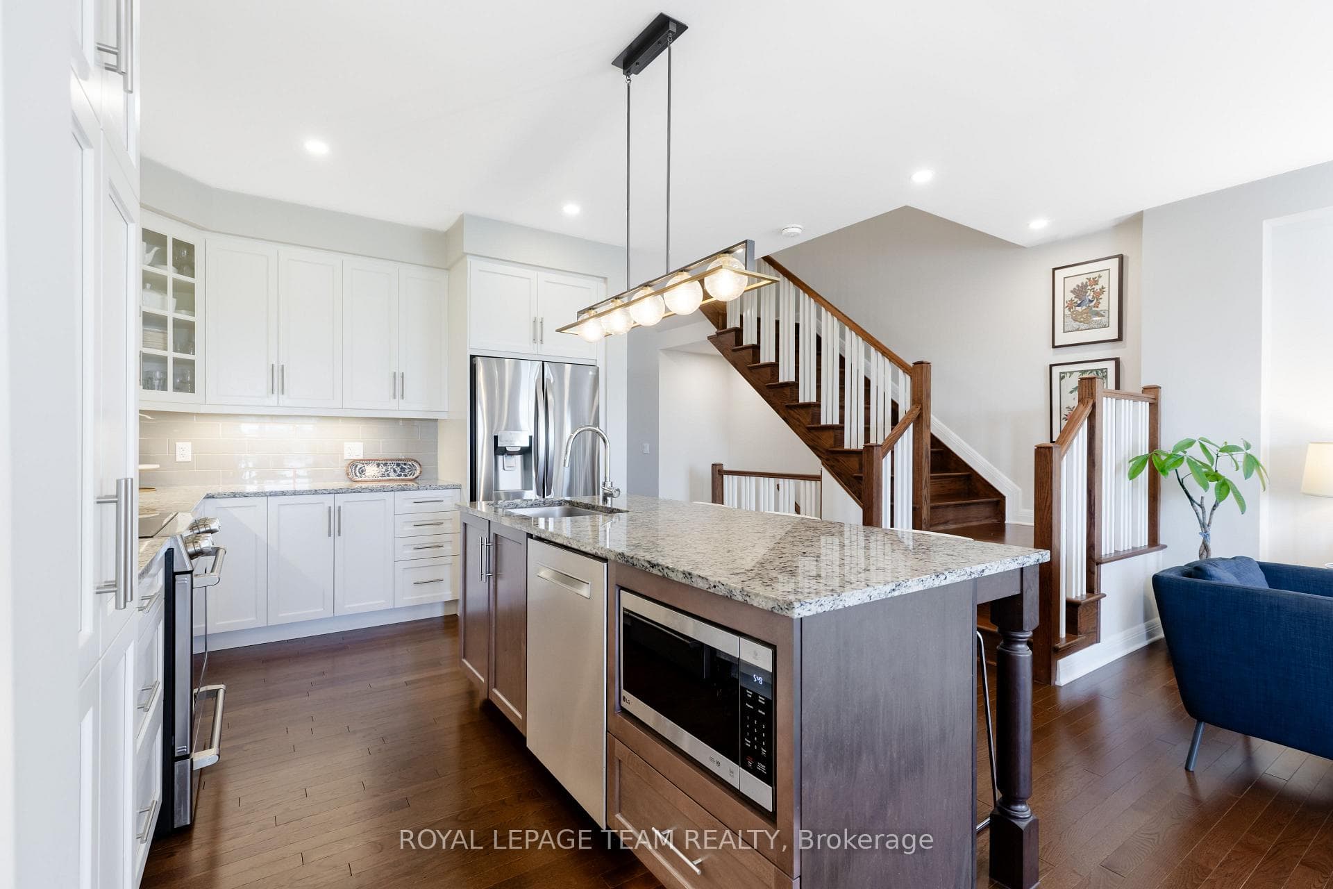 86 Escarpment Crescent photo 21