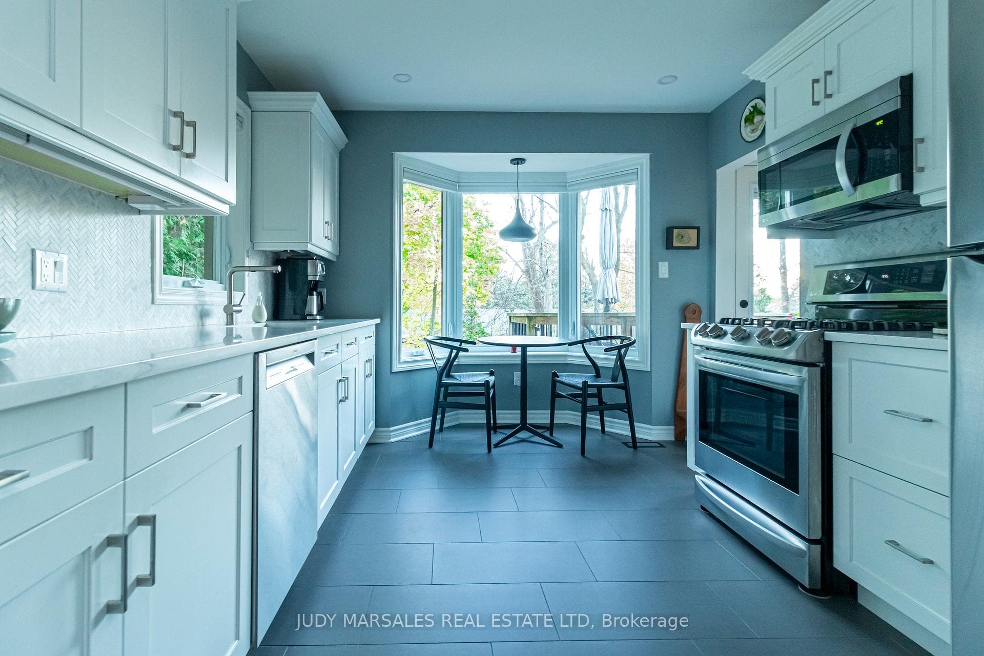851 Mewburn Road photo 27