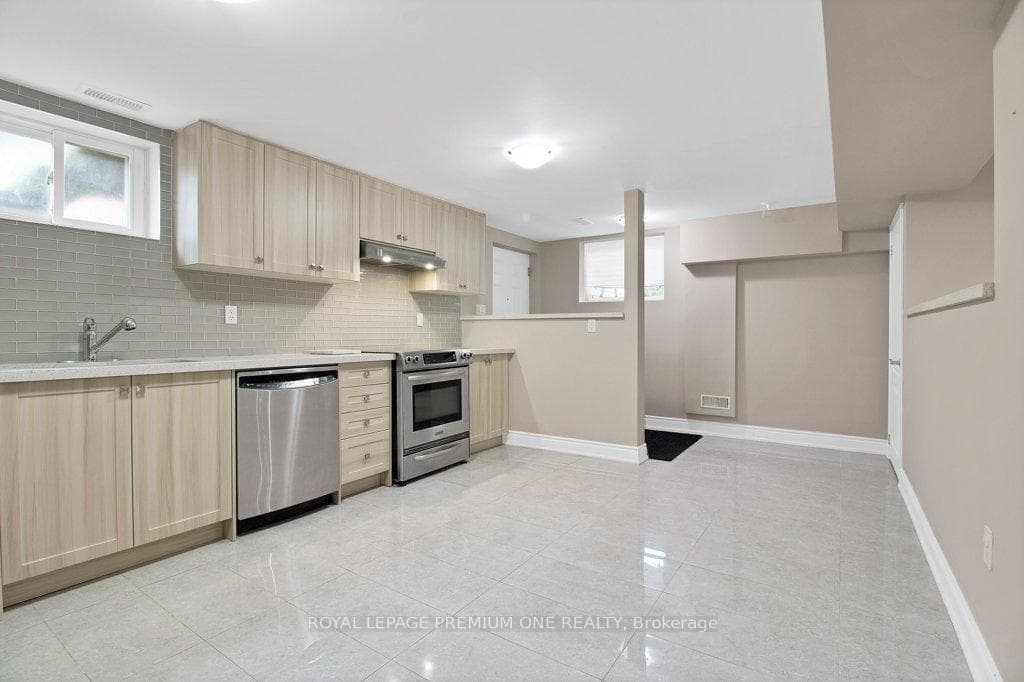 31 Corby Crescent Unit Bsmt photo 4