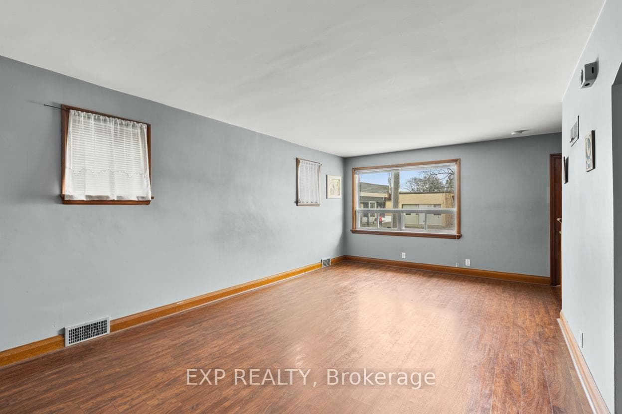 5692 North Street photo 6