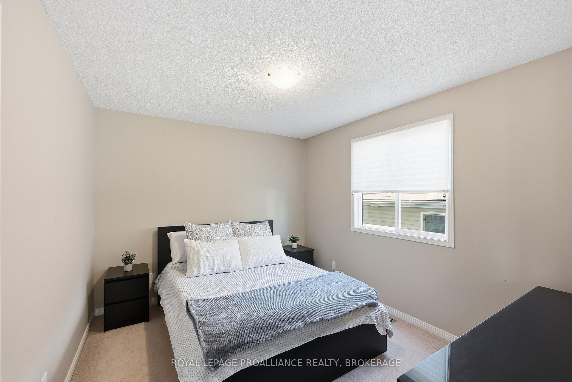 1380 Fisher Crescent photo 17