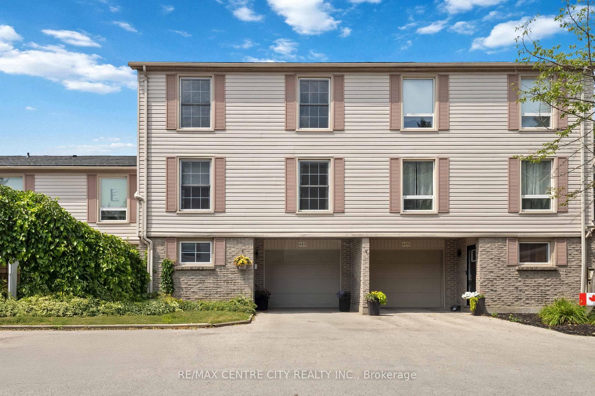 423 Everglade Crescent photo 1