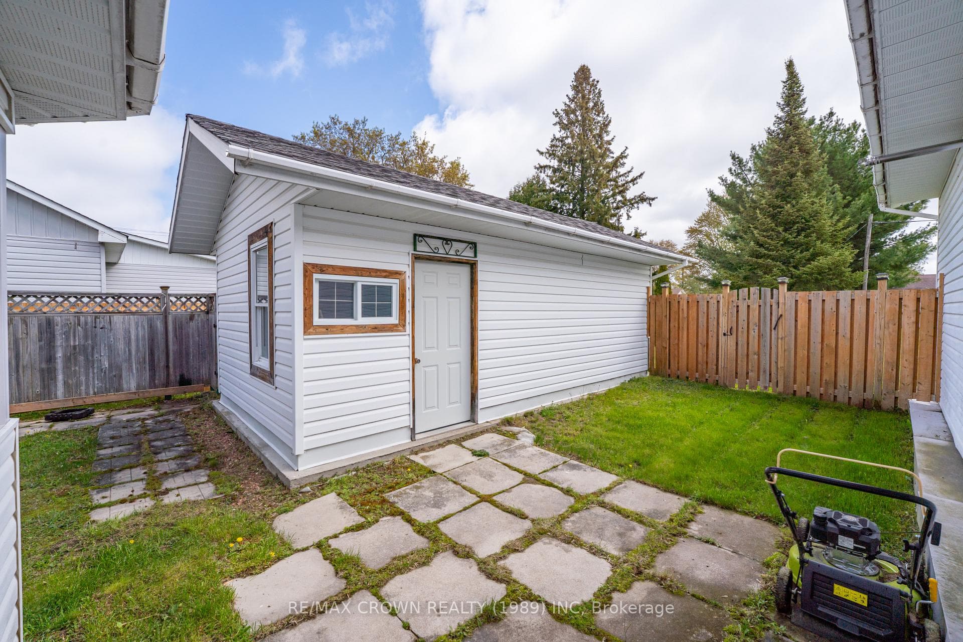 274 Belanger Street photo 29