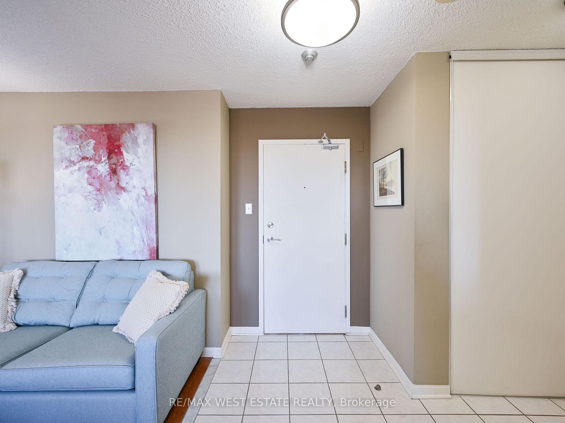 12 Laurelcrest Street Unit 810 photo 3