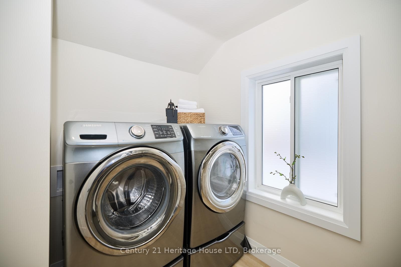 108 Borden Avenue photo 31