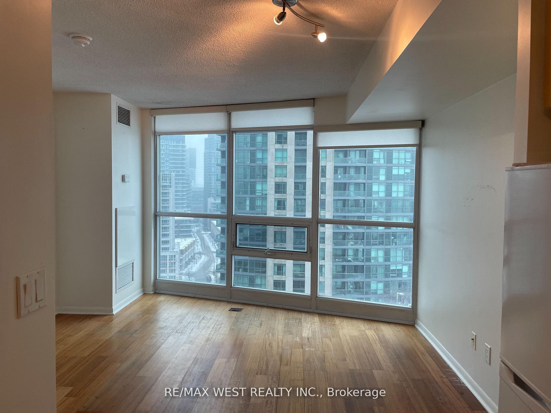 219 Fort York Boulevard Unit 1507 photo 9