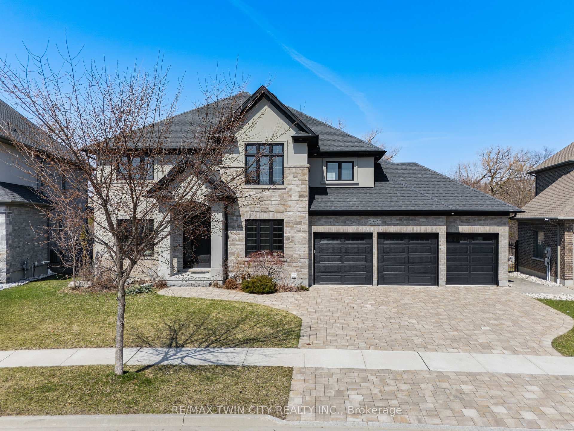 581 Manor Ridge Crescent photo 2