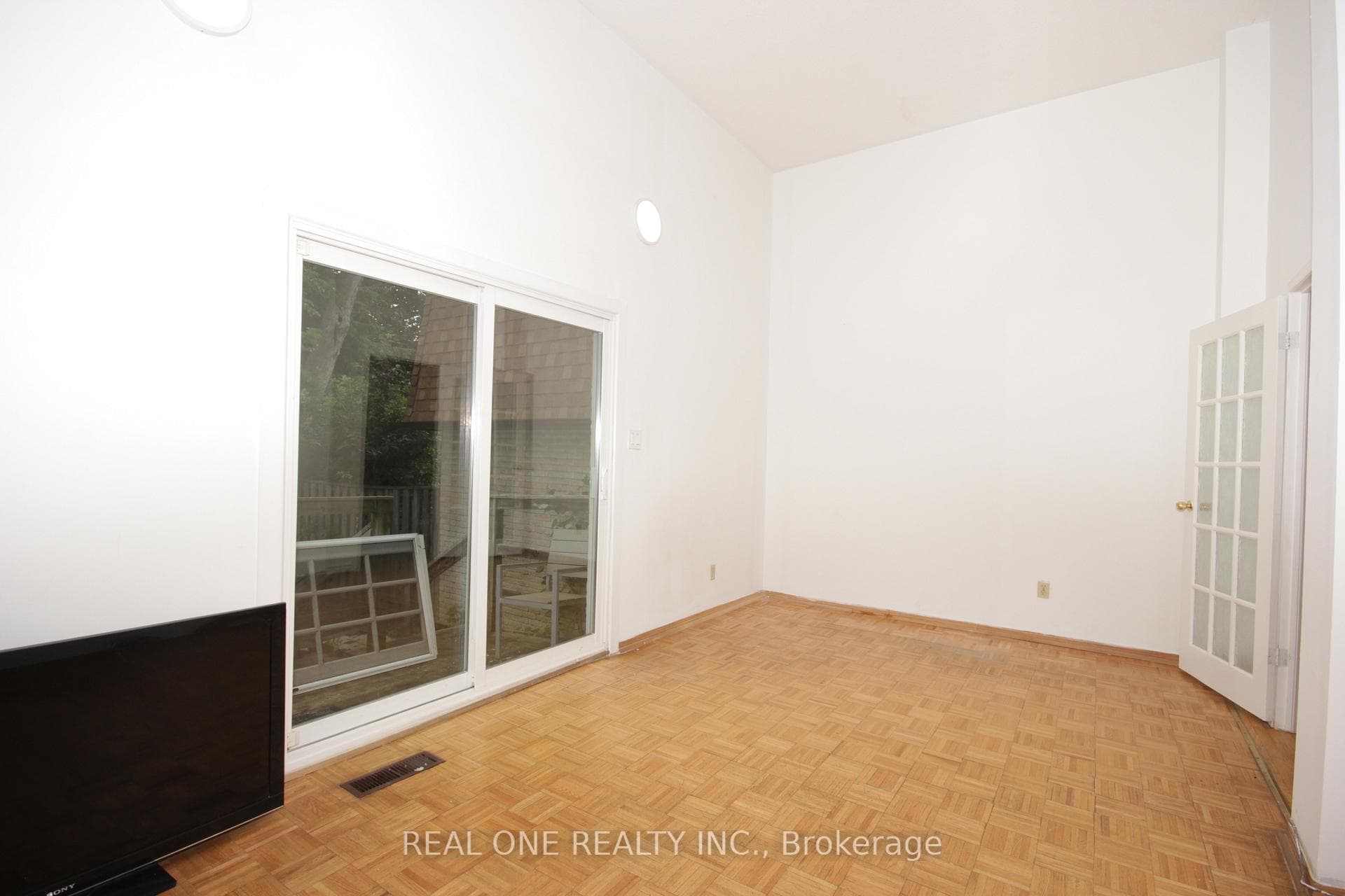 122 Beverly Glen Boulevard photo 4