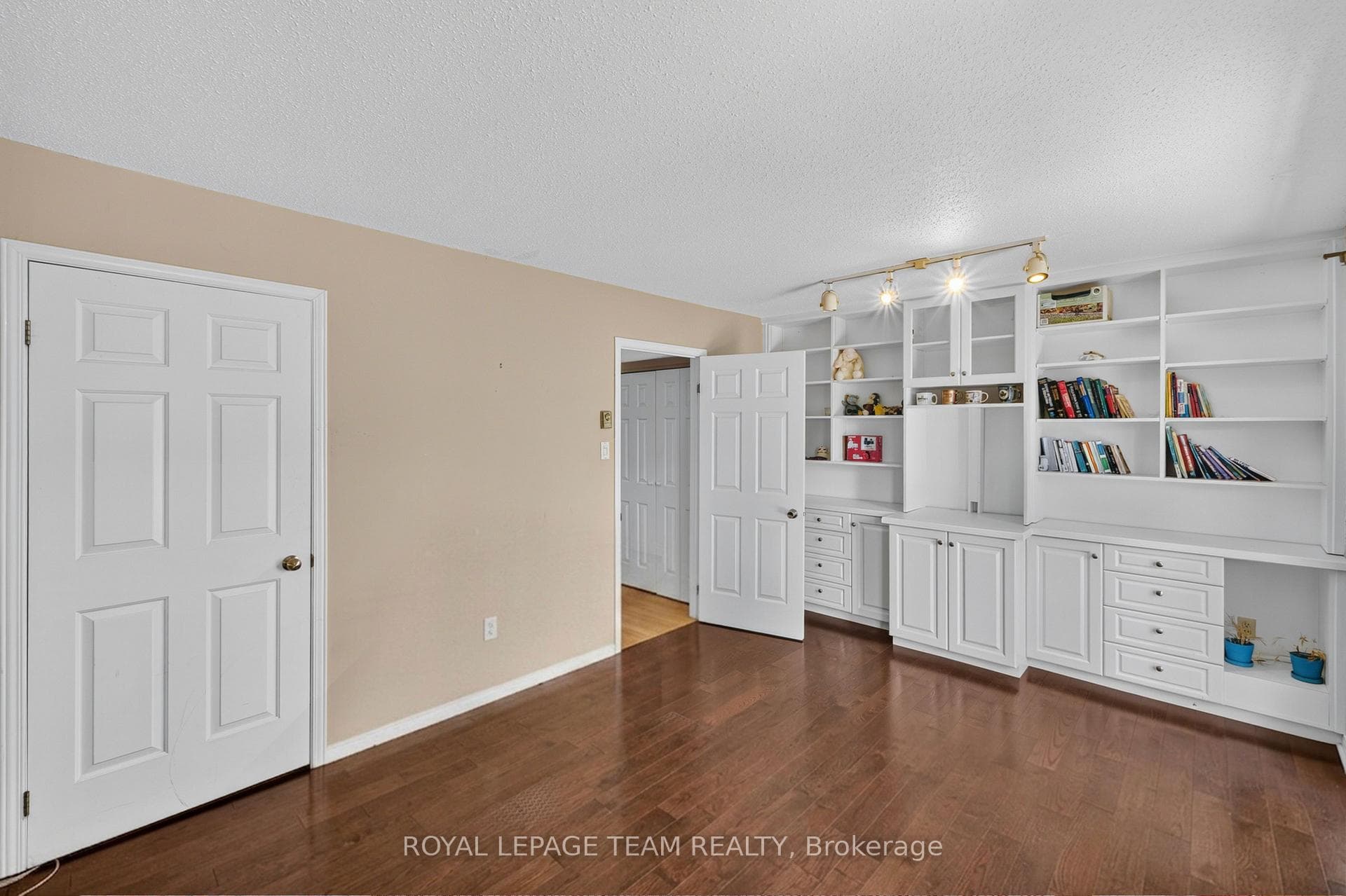 2086 Carling Avenue photo 7
