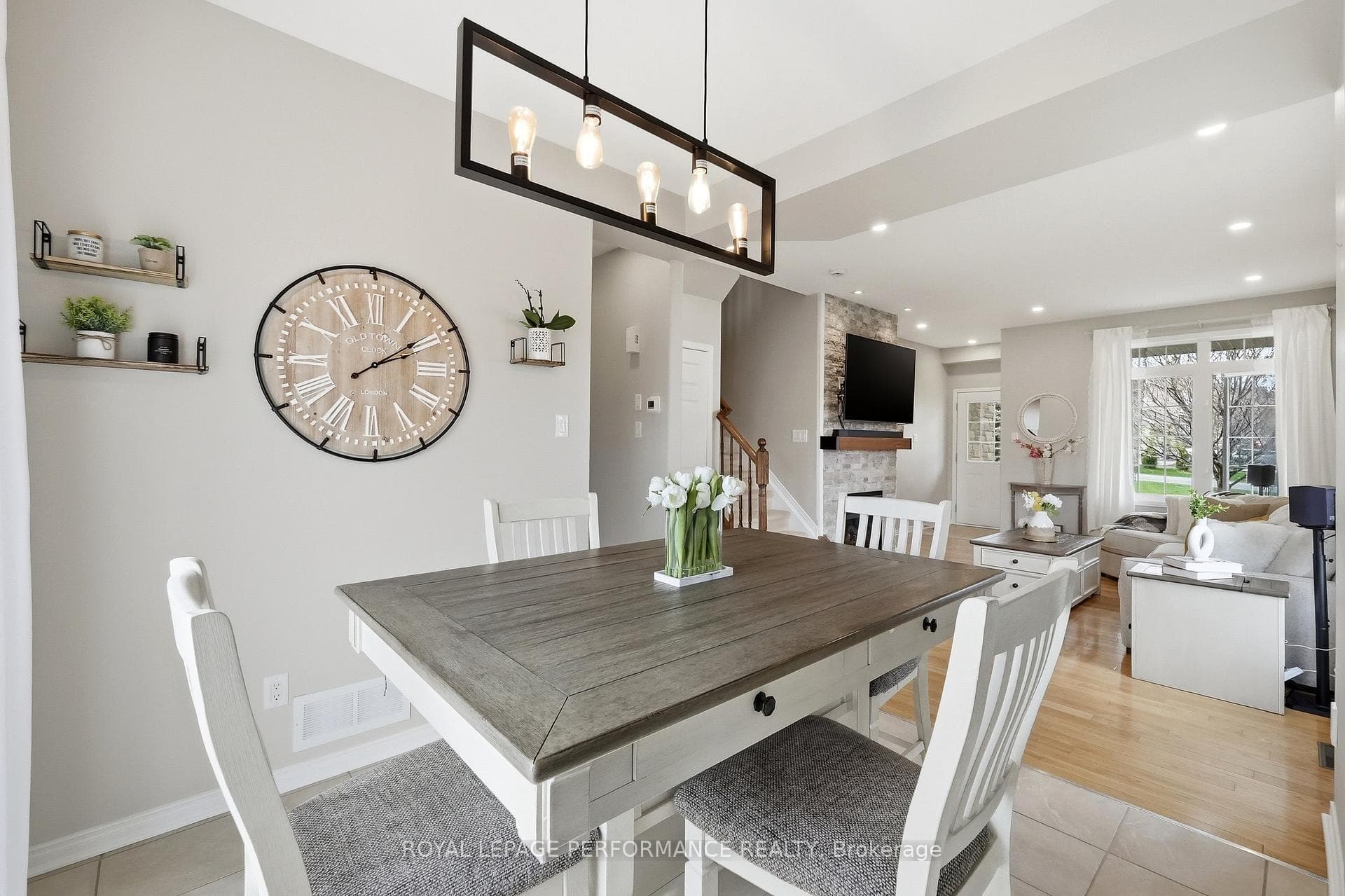 366 Jasper Crescent photo 11