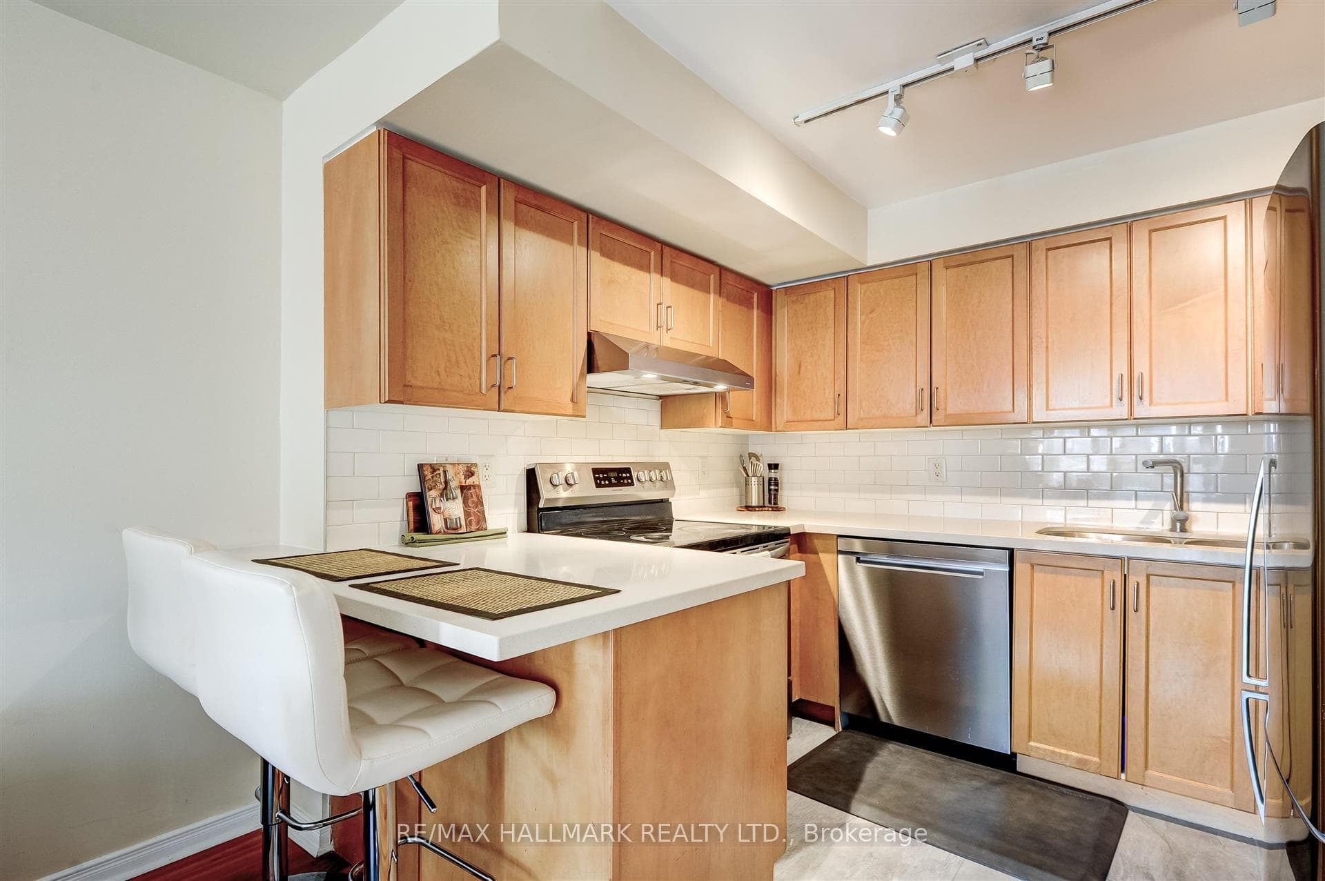 115 Richmond Street Unit 803 photo 4