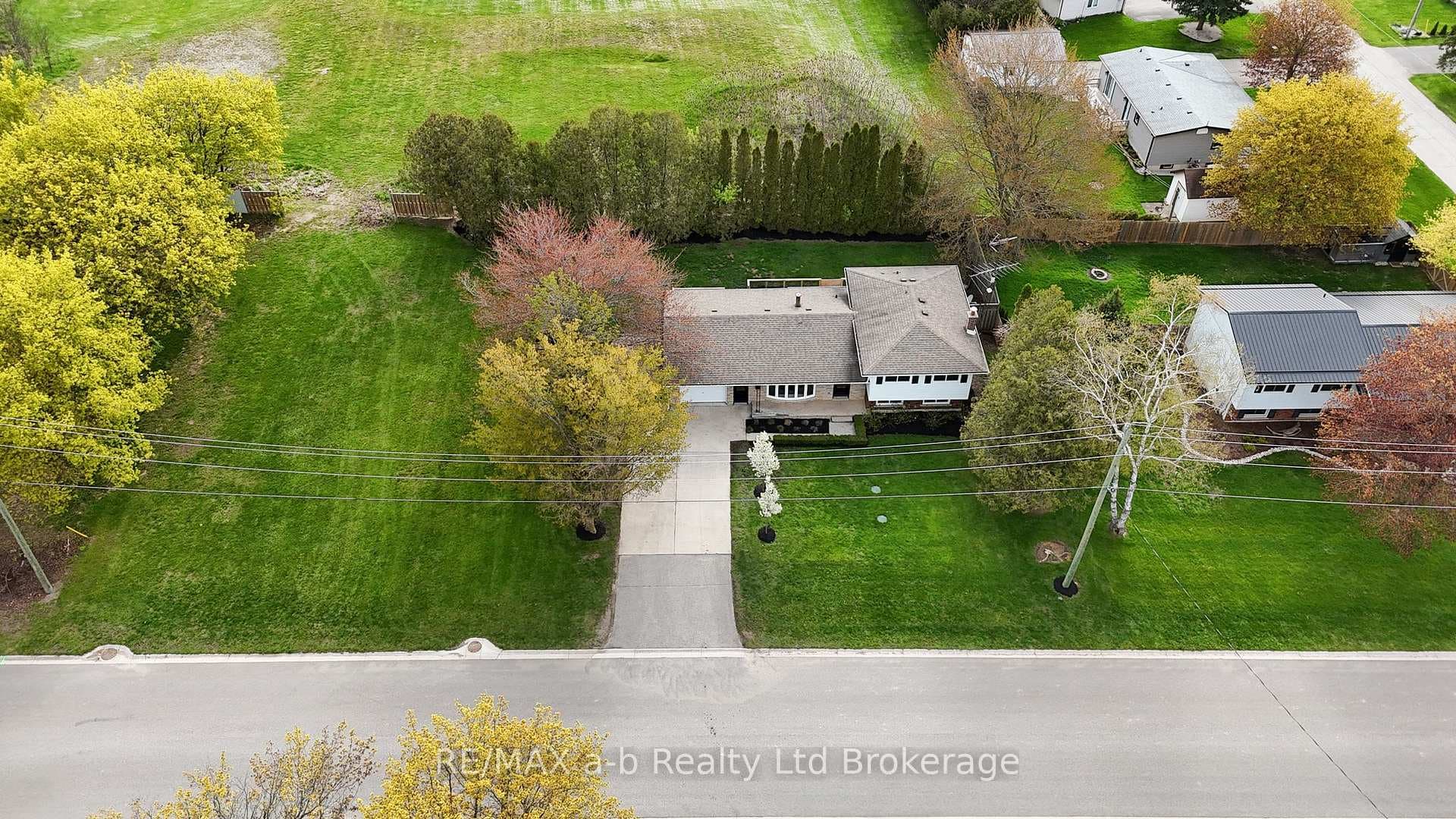 21 PEGGY Avenue photo 2