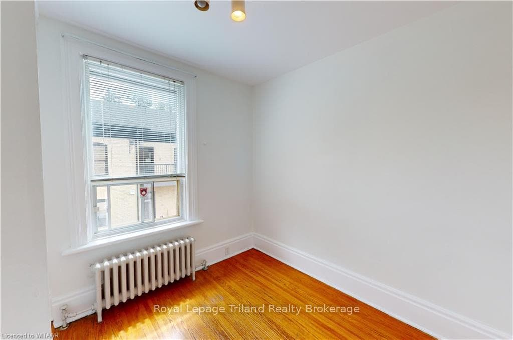 52 WELLINGTON Street Unit Upper photo 4