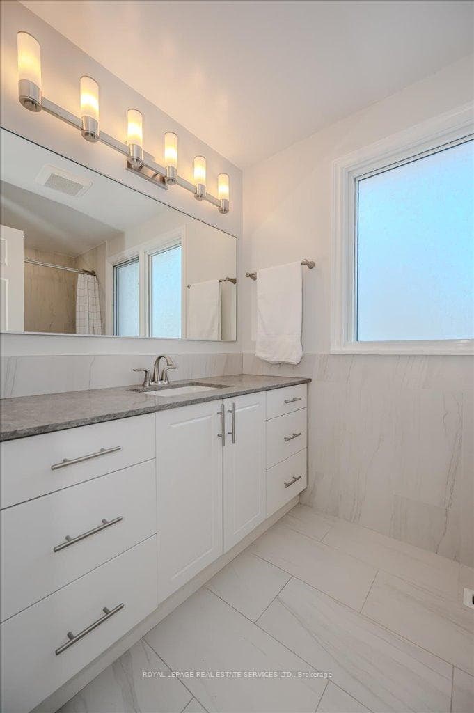 Stylish Four-Piece Main Bath