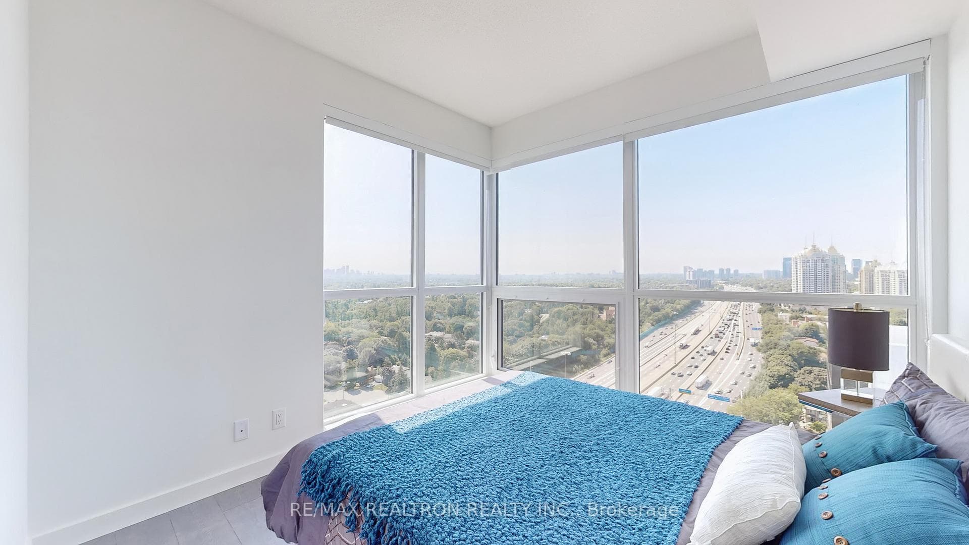 27 McMahon Drive Unit 2803 photo 18