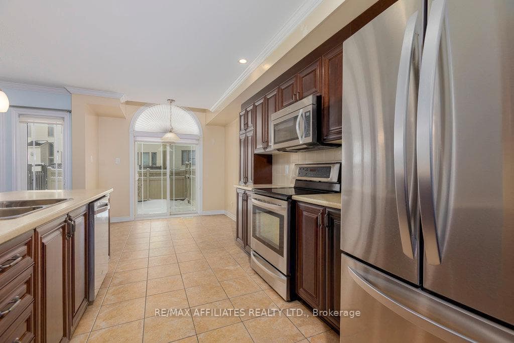 215 Gossamer Street photo 9