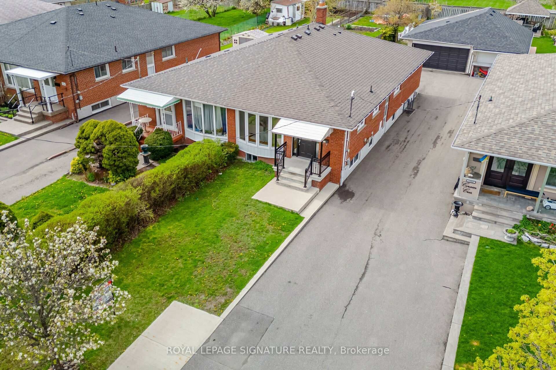 1586 Coram Crescent photo 2