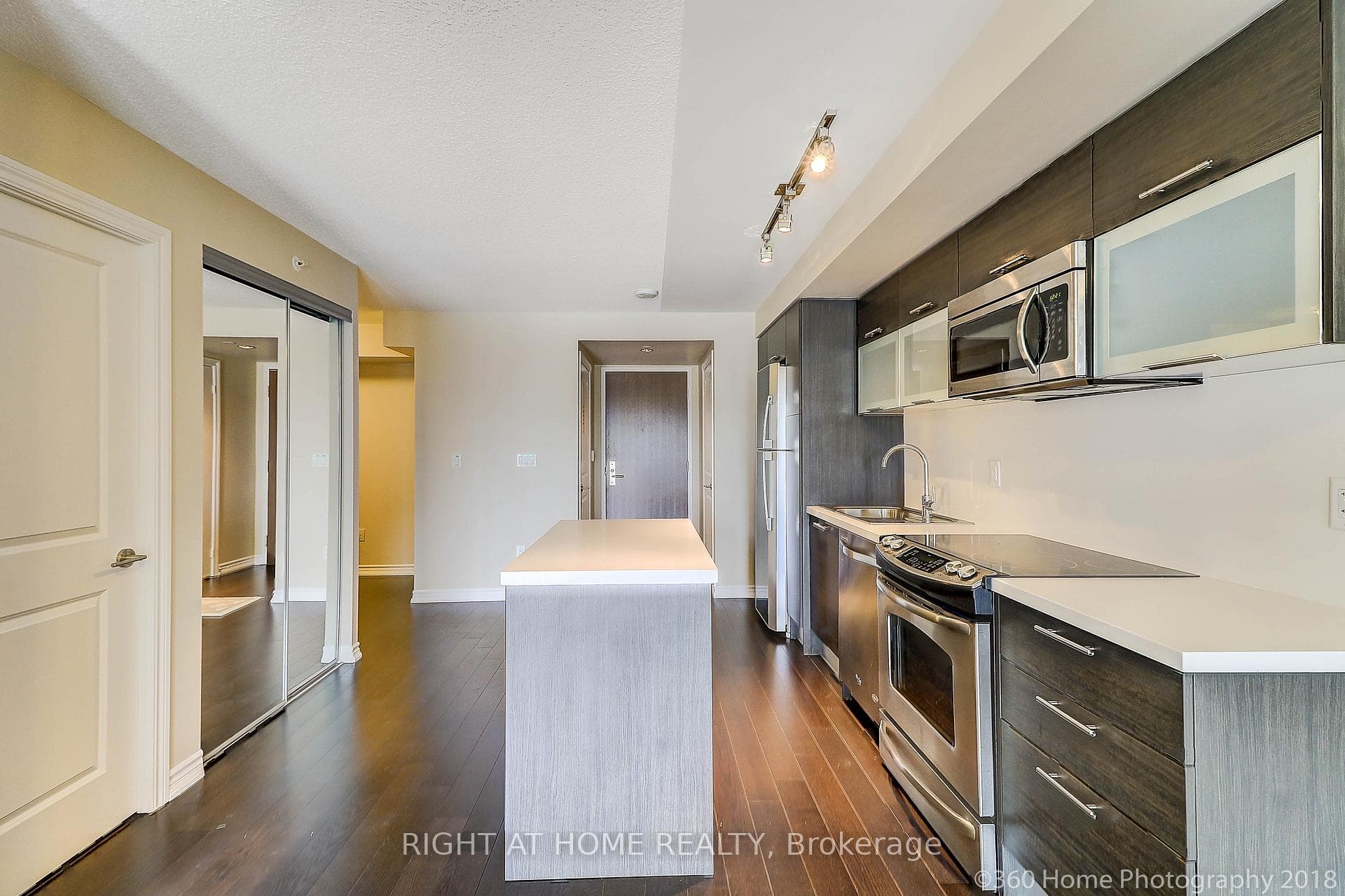 386 Yonge Street Unit 1912 photo 9