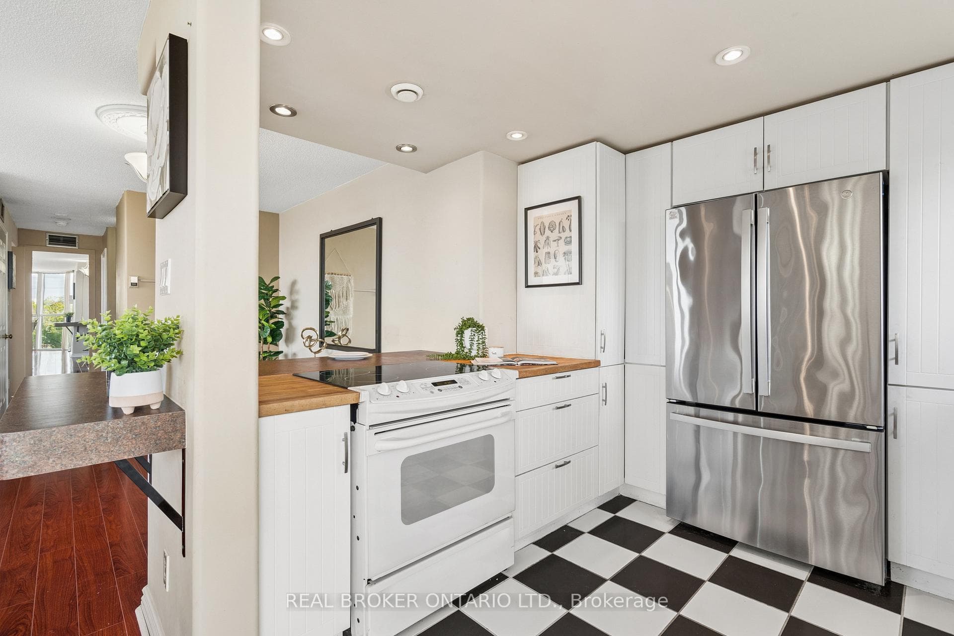 880 Dundas Street Unit 503 photo 18