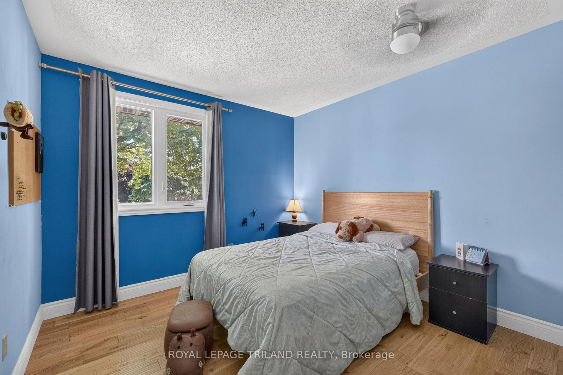 1077 MAHOGANY Crescent photo 24