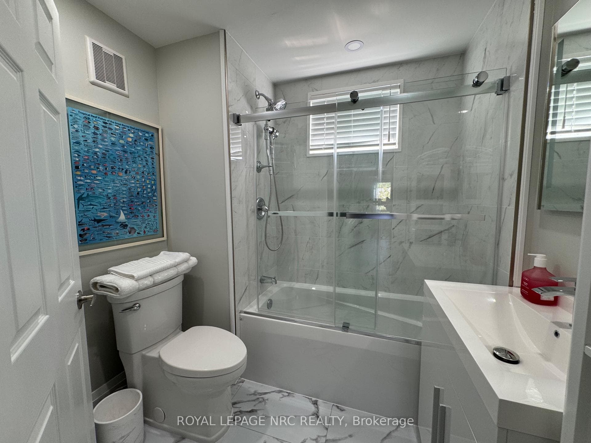Upper Level 4pce Bath