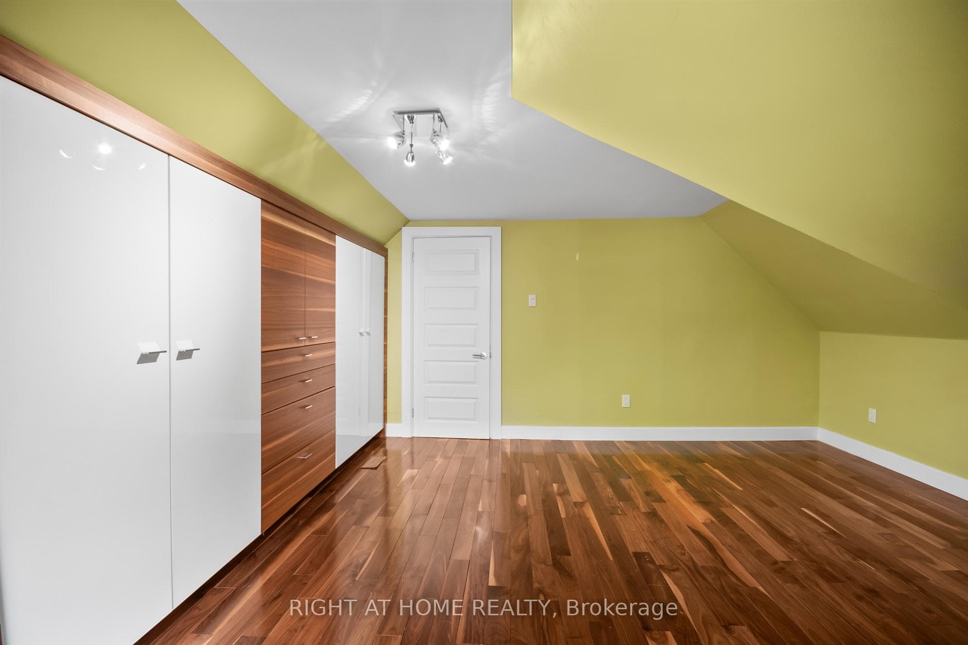 455 St James Street photo 20