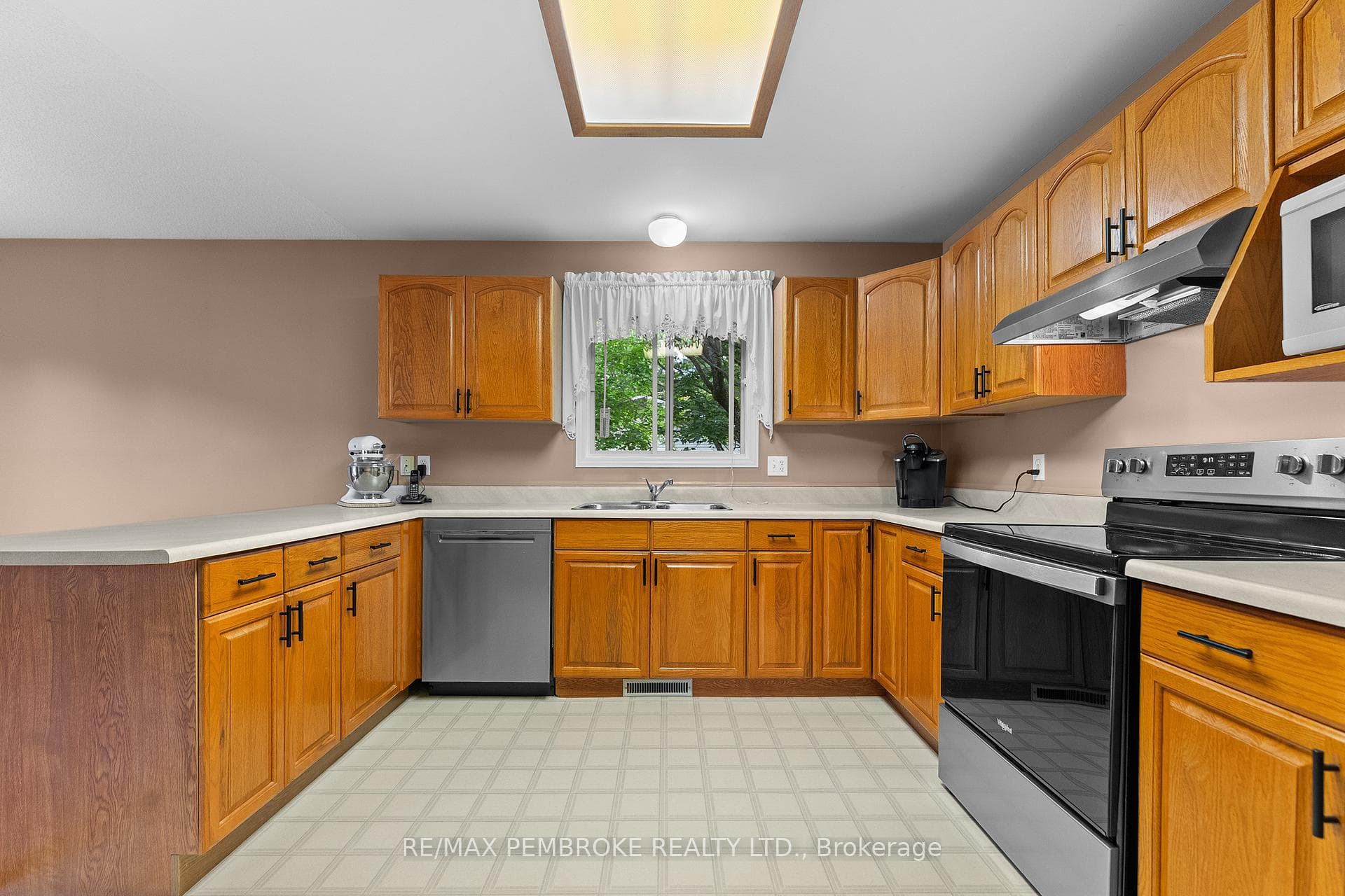 44 Ravenwood Crescent photo 13