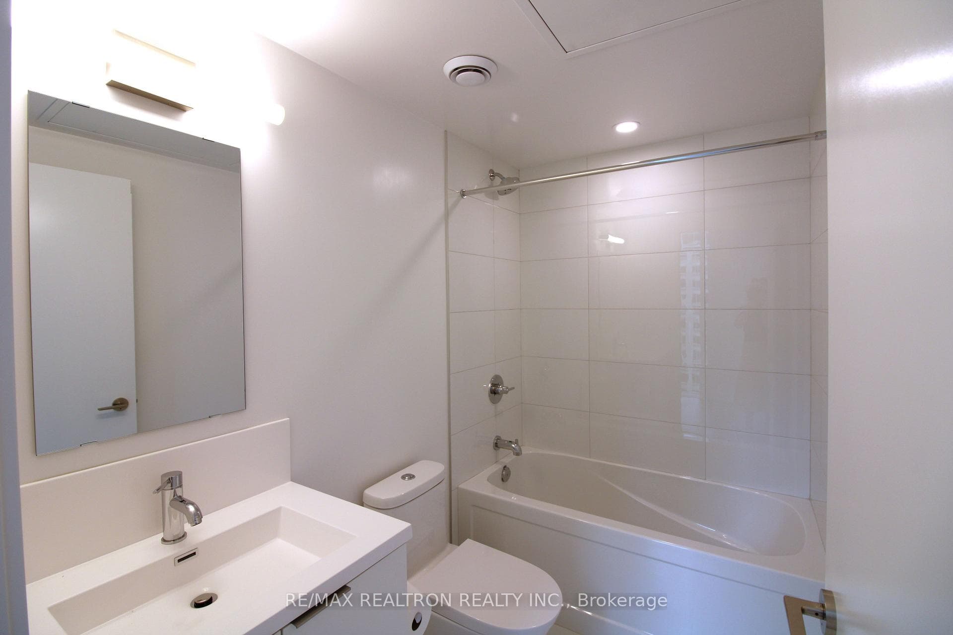 238 Simcoe Street Unit 1103 photo 12
